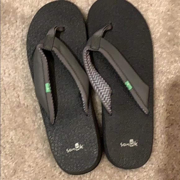 Grey sanuk - Picture 1 of 3